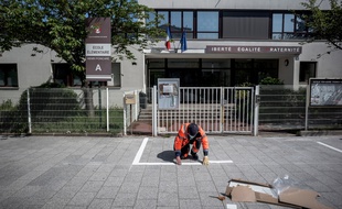 Marquage au sol de distanciation physique, devant l'école Henri-Poincaré d’Asnières-sur-Seine, le 7 mai 2020.