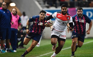 Les Parisiens Raphaël Lakafia et Rabah Slimani à la poursuite du Toulousain Christopher Tolofua , le 8 janvier 2017 au stade Jean-Bouin de Paris.