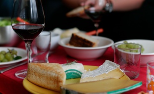 Une assiette de fromage accompagnée de vin.