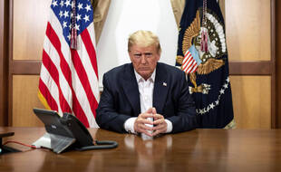Le président américain Donald Trump, le dimanche 4 octobre 2020 à l'hôpital de Bethesda, près de Washington, où il est pris en charge après avoir contracté le Covid-19.