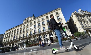 Lime est l'un des services de trottinettes électriques en libre service référencés dans l'application ROB.