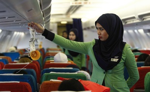 Des hôtesses de Rayani Air, première compagnie aérienne malaisienne respectant les préceptes de la loi islamique, le 22 décembre 2015, en Malaysie.