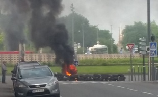 Incendie et barrage de pneus porte des postes à Lille