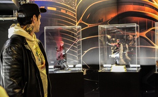 Daniel Prada devant les vitrines des Fans contre-attaquent
