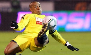 L'arrière gauche brésilien Roberto Carlos, 38 ans, champion du monde en 2002 et joueur de légende du Real Madrid, qui évolue désormais en Russie à Anji Makhatchkala, arrêtera sa carrière "en décembre" de cette année.