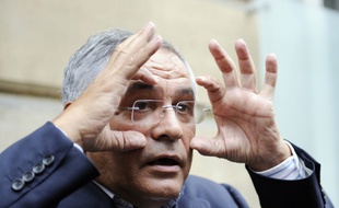 L'avocat Robert Bourgi en septembre 2011 devant les locaux d'Europe 1.
