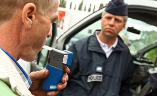 Un chauffeur souffle dans un éthylotest. (Illustration)