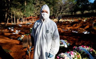Un employé d'un cimetière de Sao Polo, au Brésil, le 18 mai 2020 alors que le coronavirus a fait près de 18.000 morts dans le pays.