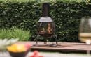 Envie de soirées chaleureuses au jardin ? La cheminée d’extérieur SAUDA noire est à -20 % chez Truffaut