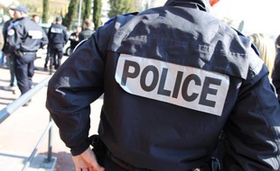 Une femme de 60 ans qui rentrait chez elle vendredi à son domicile de Sartrouville (Yvelines) a été agressée par un jeune homme et un enfant qui lui ont volé une bague de valeur sous la menace d'un cutter, a-t-on appris dimanche de source policière.