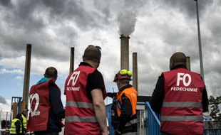 Des salariés bloquent la raffinerie Total de Feyzin, le 23 mai 2016, pour protester contre le projet de loi travail.