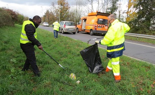 La DirOuest ramasse des déchets sur une bretelle du périphérique de Nantes.