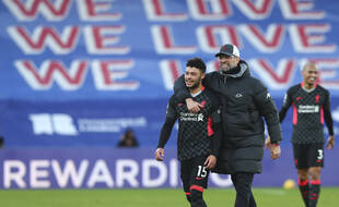 Jurgen Klopp félicite ses joueurs après leur démonstration sur la pelouse de Crystal Palace, le 19 décembre 2020.