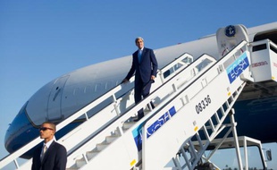 Le secrétaire d'Etat américain John Kerry arrive à l'aéroport de la Havane le 14 août 2015