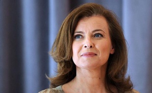 Valérie Trierweiler, compagne de François Hollande, a décidé de porter plainte pour "diffamation et atteinte à la vie privée" contre les auteurs d'une biographie "La frondeuse", a annoncé mercredi son avocate, précisant que son dépôt était "en cours".