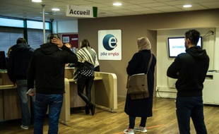 Une employée de Pôle emploi discute avec une chômeuse à Lille le 16 décembre 2015