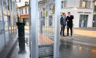 Les bancs grillagés d'Angoulême font suite à d'autres aménagements urbains anti-SDF. AFP PHOTO PIERRE DUFFOUR
