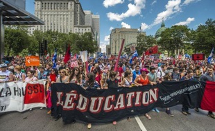 Une quinzaine de milliers de manifestants étaient rassemblés dimanche à Montréal pour protester contre la hausse des frais de scolarité, tandis que leurs chefs plaçaient cette action dans le contexte d'élections susceptibles d'être bientôt déclenchées au Québec.