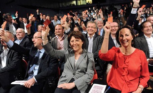 De gauche à droite, François Hollande, Martine Aubry et Ségolène Royal lors du Conseil national socialiste, le 9 avril 2011 à Paris.