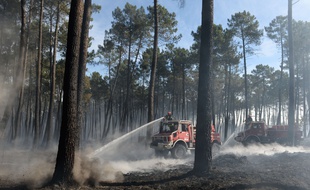 Des pompiers luttent contre le feu à Pessac, en Gironde, le 26 juillet.