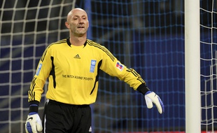 Fabien Barthez lors d'un match de charité à Hambourg (Allemagne), le 13 décembre 2011.