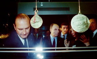 Le président de la République François Mitterrand et son Premier ministre Jacques Chirac à l'inauguration de l'Institut du Monde arabe le 30 novembre 1987 à Paris