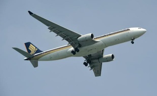 Un avion Airbus 330-300 de la compagnie aérienne Singapore Airlines se prépare à atterrir à l'aéroport international de Singapour le 8 avril 2016