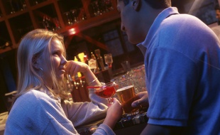 Les utilisateurs de Tinder préfèrent rencontrer leur "date" dans des bars, lieux neutres par excellence.