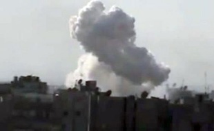 Les forces gouvernementales ont pris d'assaut jeudi la ville de Douma près de Damas, provoquant de violents accrochages avec les rebelles, et tué deux jeunes hommes dans la capitale, selon une ONG syrienne.