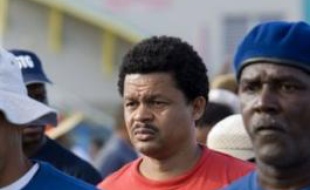 Les grévistes du Collectif contre l'exploitation (LKP) ont érigé lundi en Guadeloupe des barrages routiers que les forces de l'ordre ont progressivement levés, procédant à quelques arrestations.