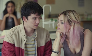 «Sex Education», la série Netflix semble échappée des années 90 tout en étant en prise avec son époque