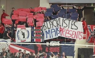 Des anciens ,ultras du Parc des princes dans les tribunes de Coubertin pour un match du PSG Handball, en novembre 2012.