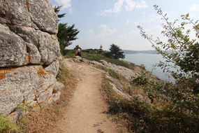 Illustration du sentier côtier GR34 ici à Port Manec'h dans le Finistère.