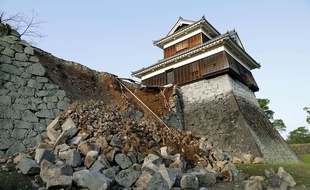 Un mur effondré du château de Kumamoto à la suite d'un tremblement de terre, le 15 avril 2016.