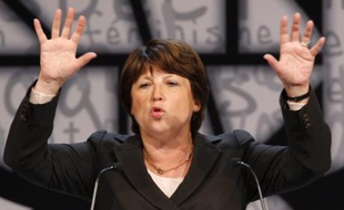 Martine Aubry, French Socialist party member and Mayor of Lille, delivers a speech during the second day of the French Socialist Party National Congress in Reims November 15, 2008. Socialist party delegates and congressmen are attending a three-day congress to forge a new direction for the party. REUTERS/Benoit Tessier (FRANCE)