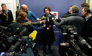 La ministre de la Santé Marisol Touraine a assuré dimanche à l'hôpital de Chambéry que tout était mis en uvre pour faire la lumière sur le décès de trois nourrissons contaminés par des poches alimentaires, sans mettre en cause leur fabricant à ce stade de l'enquête.
