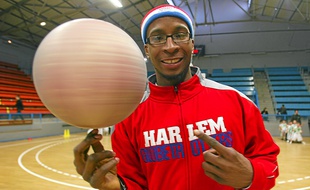 Les Harlem Globetrotters multiplient facéties et acrobaties lors de leur show.