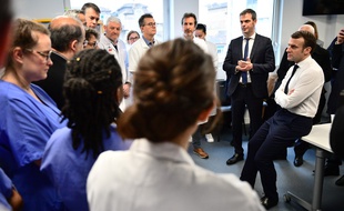 Emmanuel Macron lors d'une visite à l'hôpital de la Pitié-Salpêtrière à Paris, le 27 février 2020.