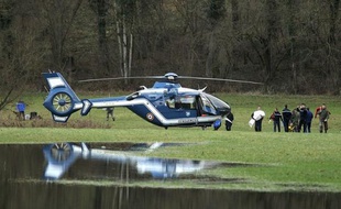 Enzo, un garçon de deux ans porté disparu depuis jeudi après-midi à Harréville-les-Chanteurs (Haute-Marne), a été retrouvé samedi sans vie dans la Meuse, à 400 mètres d'un pont à partir duquel les chiens renifleurs avaient perdu sa piste.