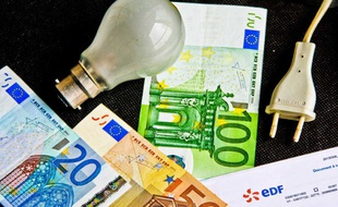 Une facture EDF entourée de billets de banque.