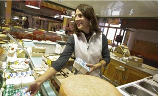 Les commerçants de la Halle de la Martinière, comme Sophie Martinez, aimeraient que de nouveaux artisans s'installent rapidement.