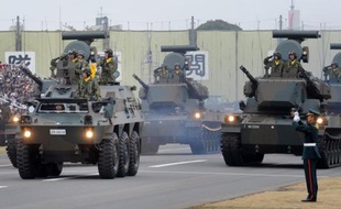 Pour la première fois depuis 11 ans, le Japon, dirigé depuis peu par un gouvernement conservateur, va augmenter son budget militaire, et ce en pleine crise territoriale avec la Chine.