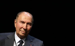 Le sénateur UMP Serge Dassault a passé mercredi une première journée en garde à vue, une semaine après la levée de son immunité parlementaire, dans l'enquête sur un système présumé d'achat de voix aux municipales de Corbeil-Essonnes.