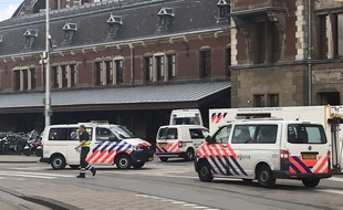 Des policiers néerlandais sécurisent les lieux où s'est produite l'attaque au couteau vendredi soir.