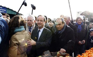 Il multiplie les visites d'usines, vante la réindustrialisation. François Hollande a un souci: renouer avec les classes populaires qui ont rompu avec le PS, alors que la menace d'un vote élevé pour le FN et le spectre d'un 21 avril bis hantent les esprits.