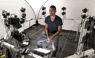 L'attaquant lillois Salomon Kalou pose pour avoir son visage dans la prochaine edition du jeu FIFA.