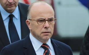 Le ministre de l'Intérieur Bernard Cazeneuve, le 18 novembre 2015 à Saint-Denis, après l'assaut des forces de police.