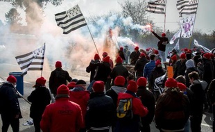 Manifestation de "Bonnets rouges" sur une autoroute près de Brech, dans le Morbihan, contre l'écotaxe, le 15 février 2014