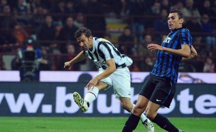 Alessandro Del Piero, qui aura 37 ans mercredi, a annoncé qu'il "continuerai(t) à jouer" la saison prochaine, ailleurs qu'à la Juventus Turin, puisque le président du club, Andrea Agnelli, avait rappelé le 18 octobre qu'"Alè", idole des supporters, vivait sa dernière saison à la Juve.