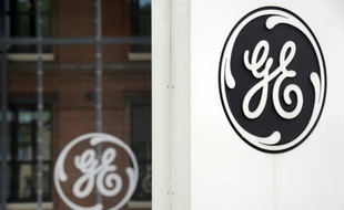 Le logo du groupe américain General Electric à Belfort, le 29 avril 2014